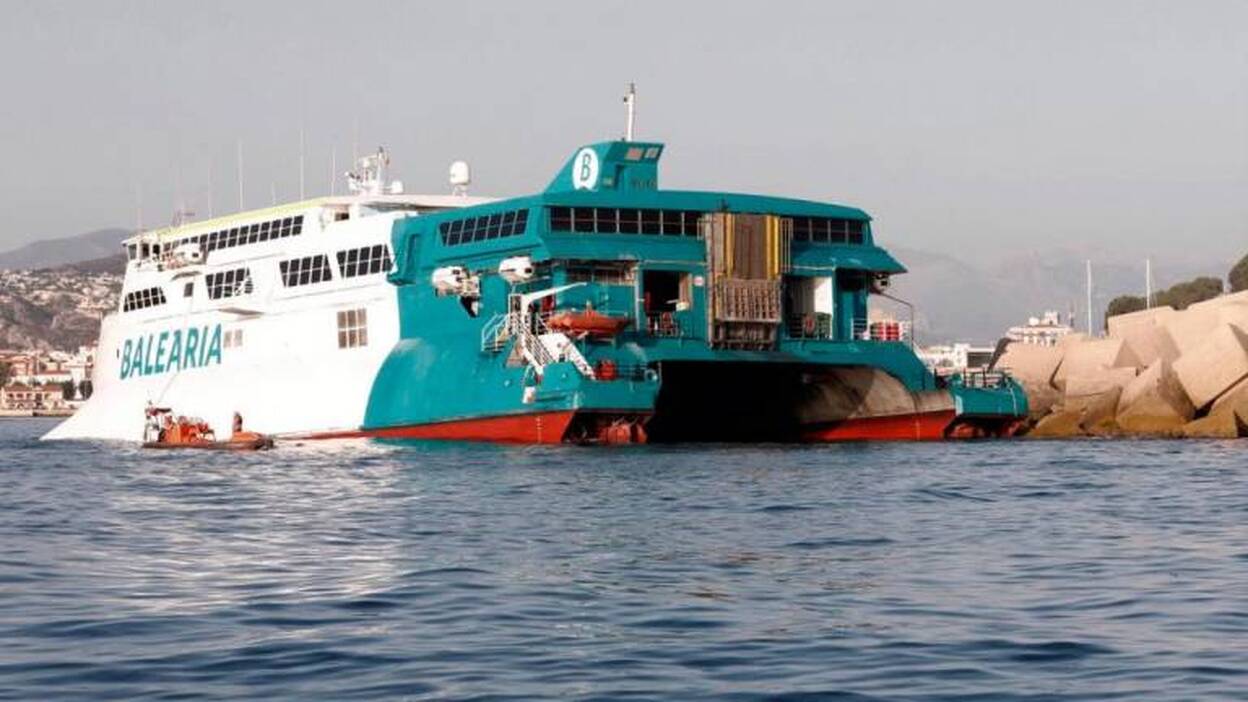 Encalla un ferri con casi 400 pasajeros