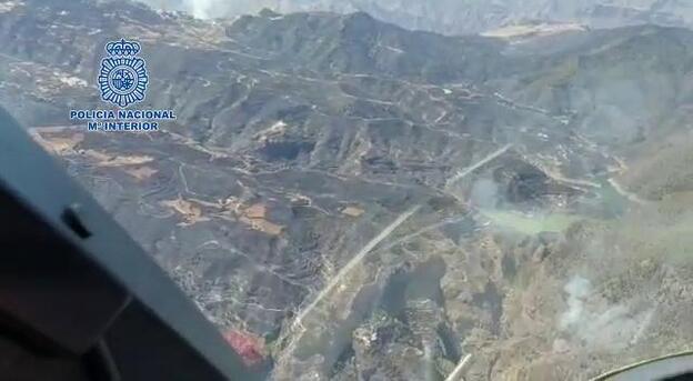 Vuelo sobre las zonas devastadas por el incendio