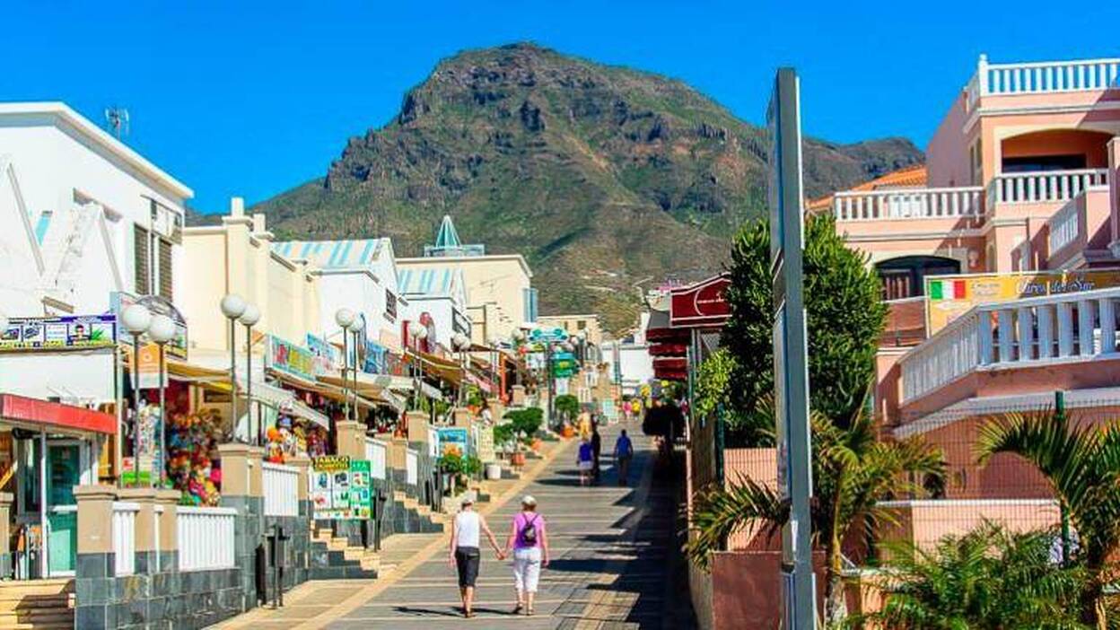 Apuñala a sus padres y se tira al vacío