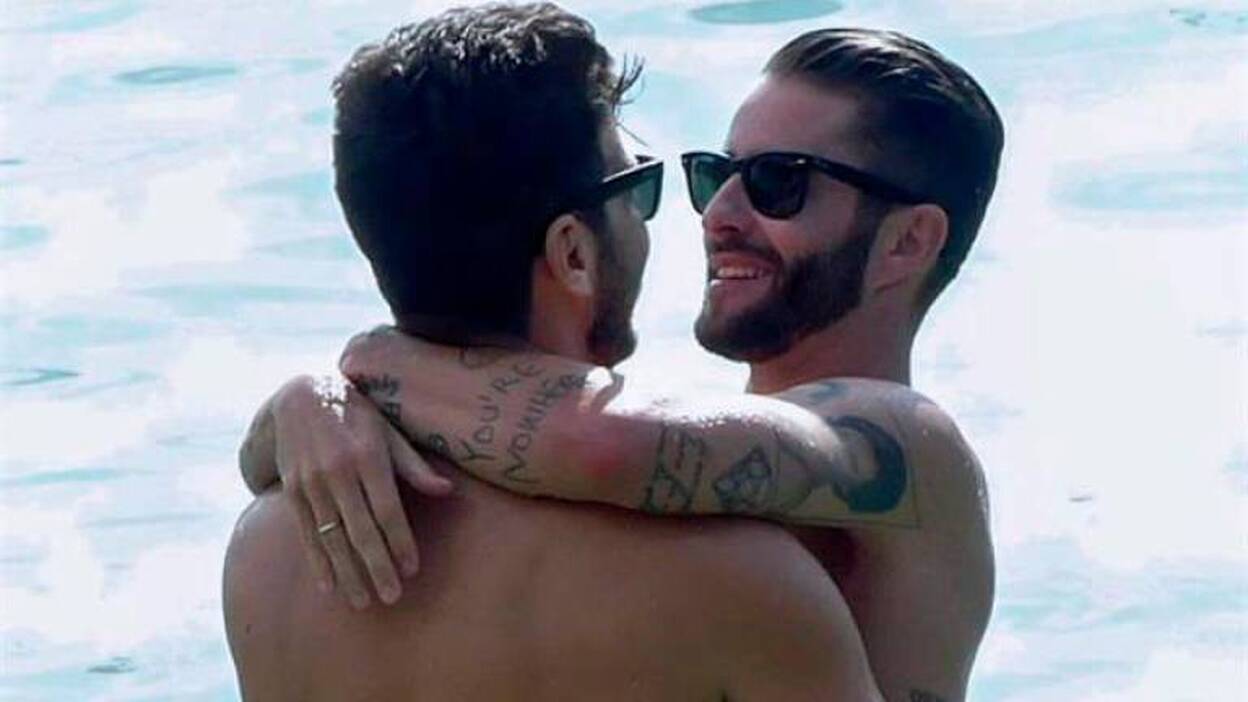 Pelayo y su marido se comen a besos