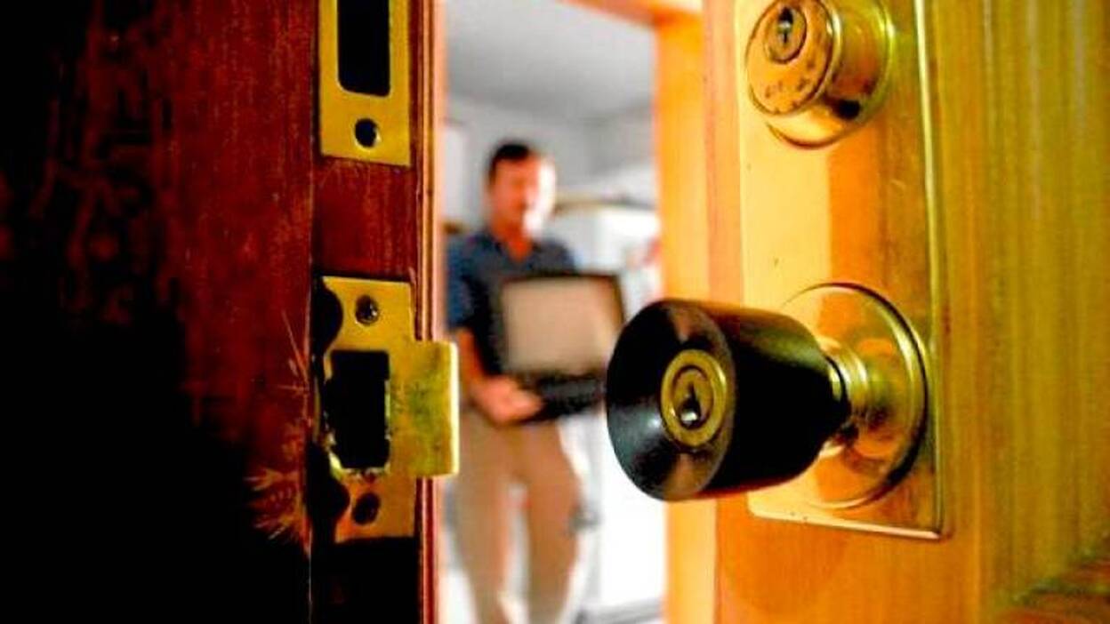 Roba tras copiar la llave de una casa que reparó