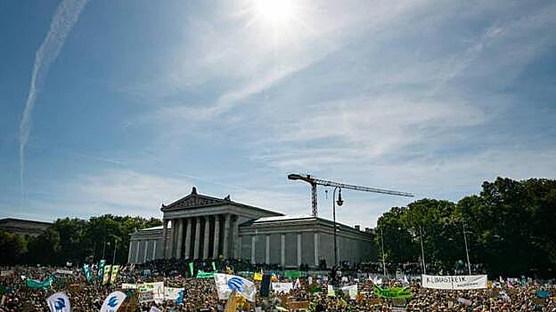 Concentración en Munich este viernes en defensa del planeta Tierra. /  Efe