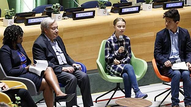 Greta Thunberg, este sábado con el secretario general de la ONU.