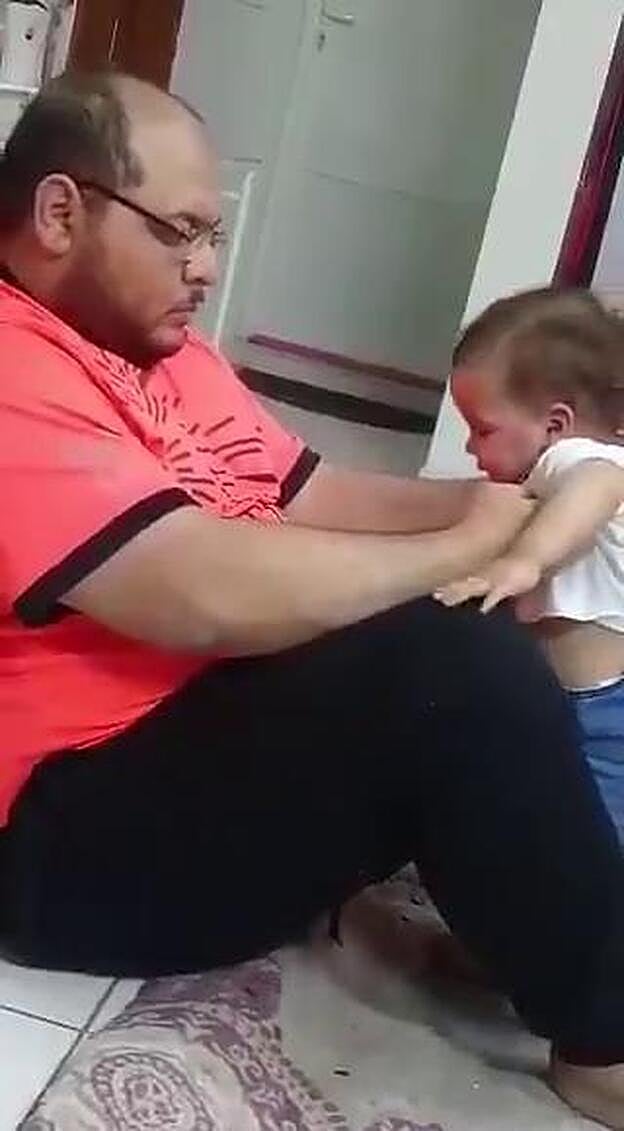 Golpea brutalmente a su bebé para que se mantenga en pie