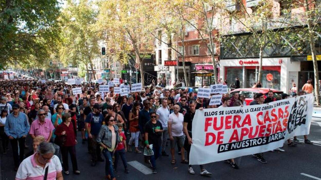 Miles de personas marchan contra las casas de apuestas que destruyen barrios