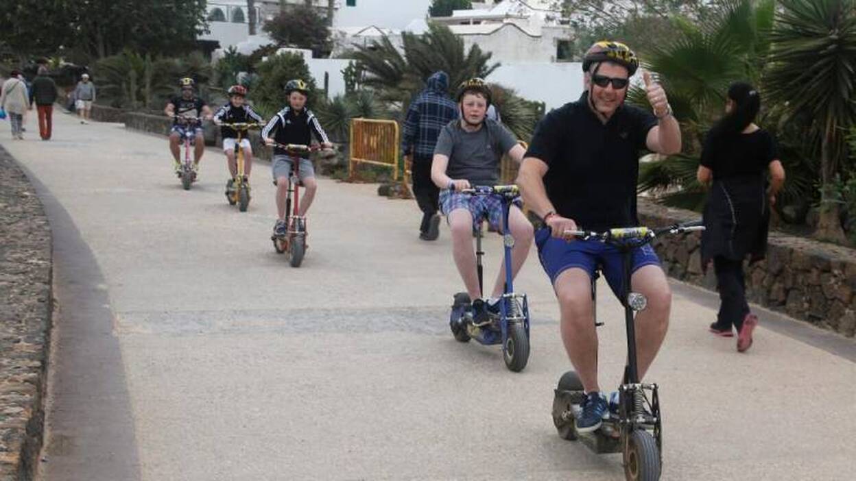 Tráfico prohibirá que patinetas y bicis circulen y aparquen en las aceras