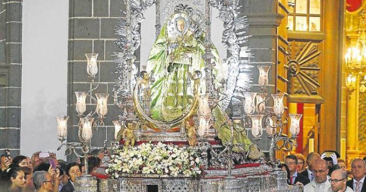 Los barrios afectados por el fuego en Gáldar, ante la Virgen del Pino