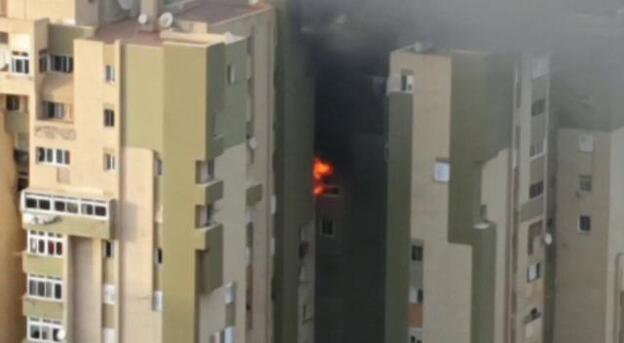Desalojan un edificio por un incendio en Jinámar
