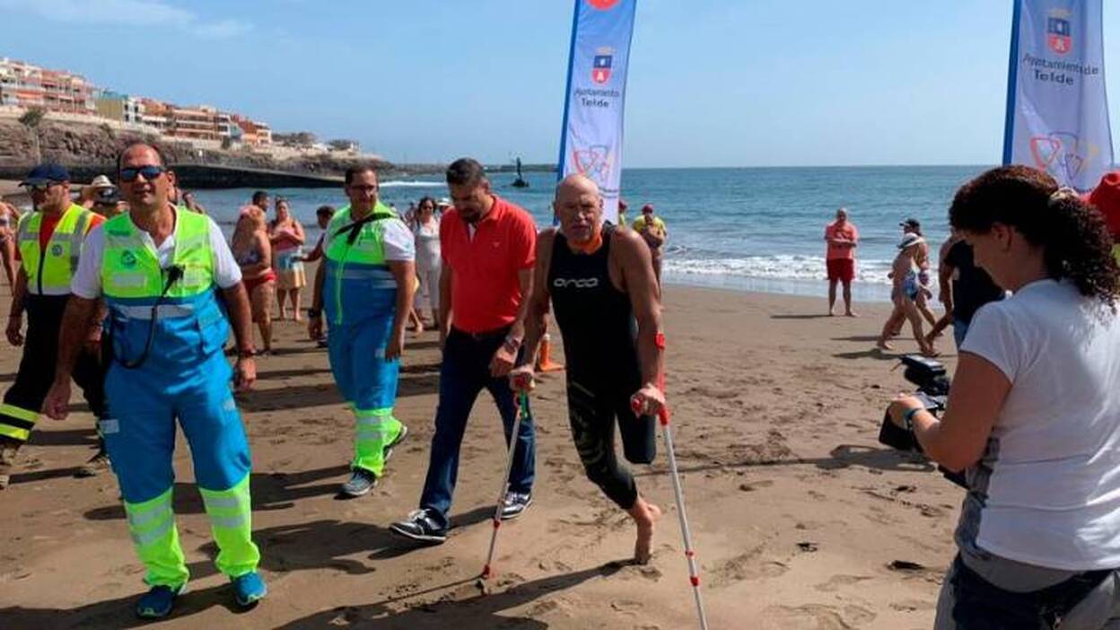 La vuelta a nado de Carmelo Santana, en imágenes