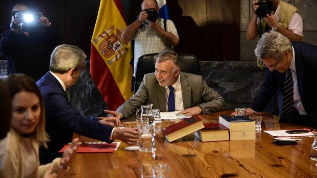 El pacto se inicia con menos asesores que cuando acabó Clavijo
