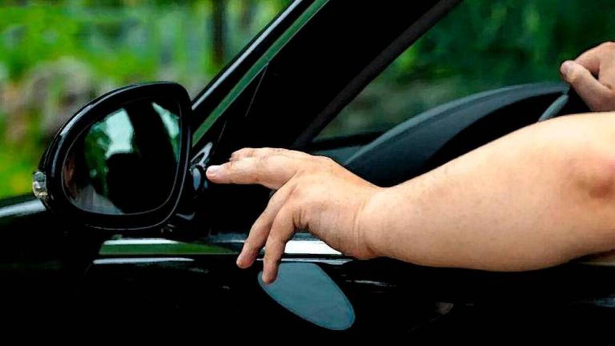 Conducía con medio cuerpo fuera del coche
