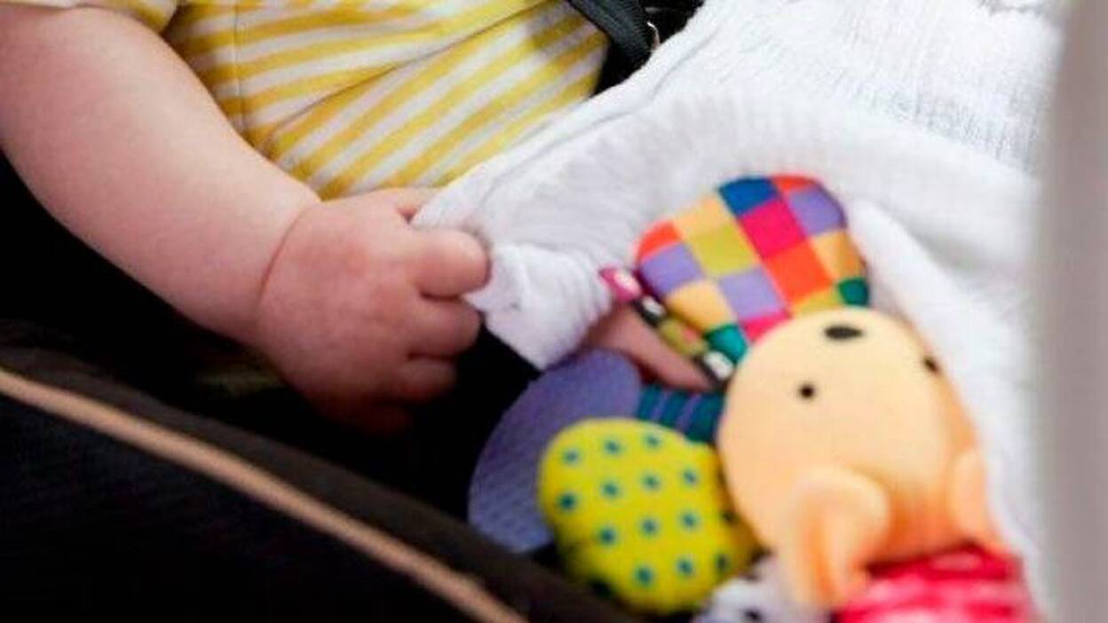 Muere ‘olvidada’ por sus padres en el coche