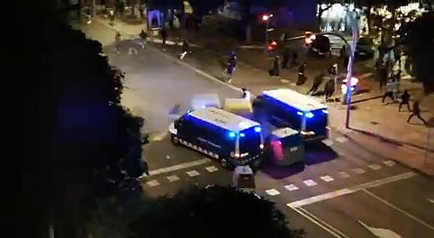 Un furgón de Mossos en Tarragona atropella a dos personas al dispersar la manifestación