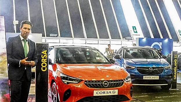 Cristóbal Bravo de Laguna, gerente de Orvecame Opel, presentando la sexta generación Corsa /  C7