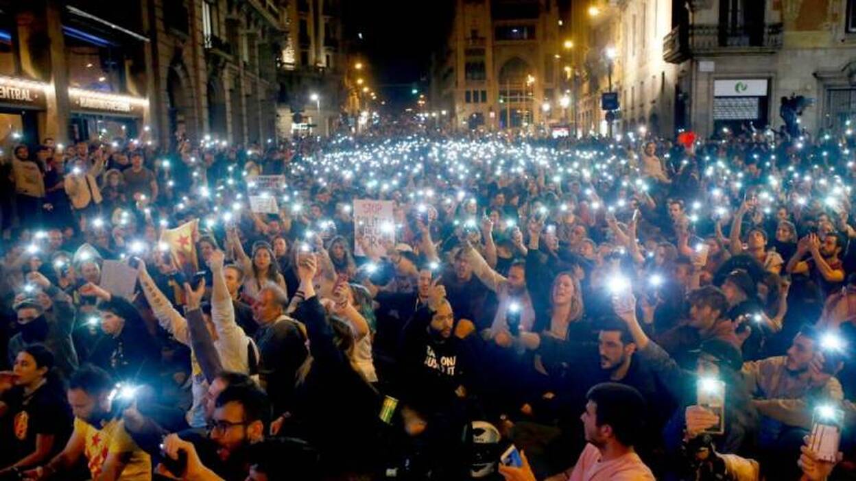 Miles de manifestantes, frente a la Jefatura Policía en Barcelona
