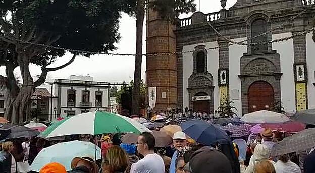 La virgen del Pino vuelve con lluvia a Teror tras el incendio