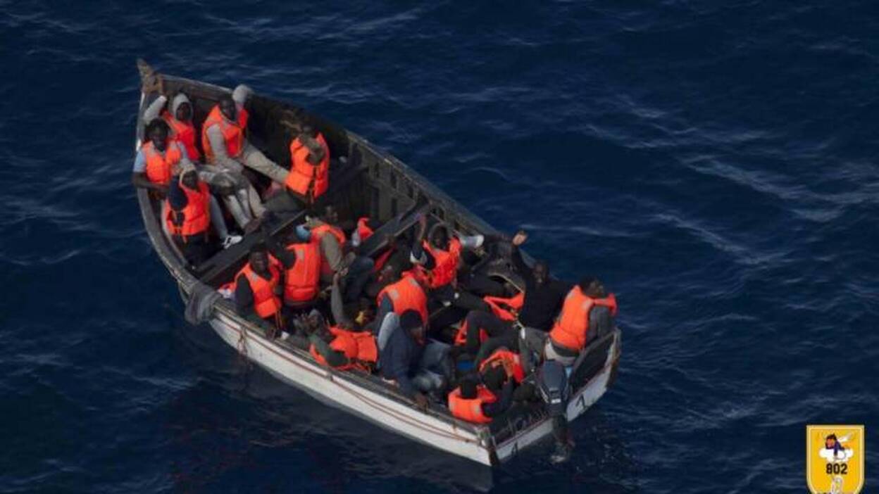 Una patera a 150 kilómetros de Gran Canaria con 33 personas