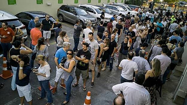 Colas para votar en Buenos Aires.