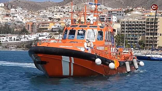 Cinco bebés en una patera