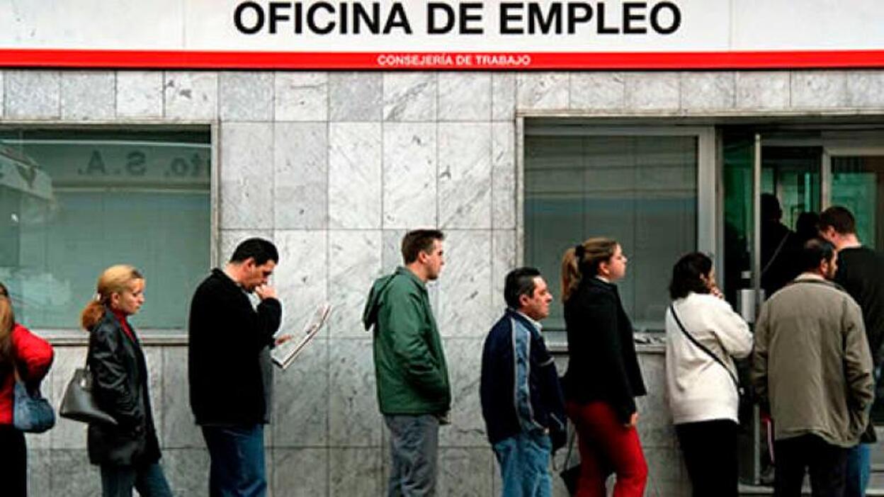 El paro aumenta en 97.948 personas