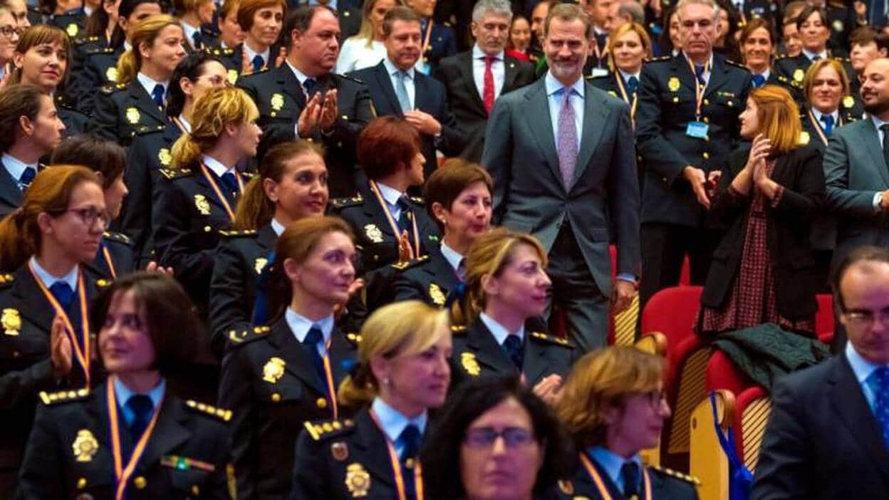 Felipe VI elogia el papel "crucial e indispensable" de la Policía Nacional