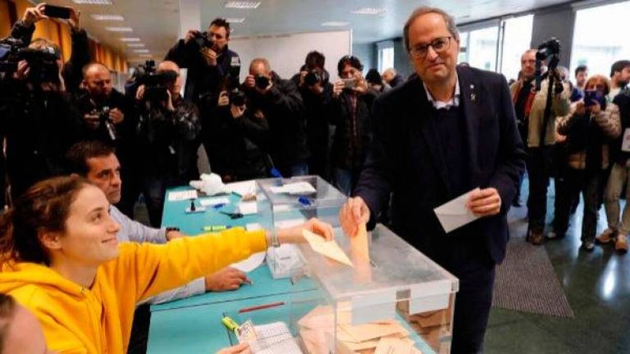 Torra y su esposa votan con su hija de presidenta de mesa