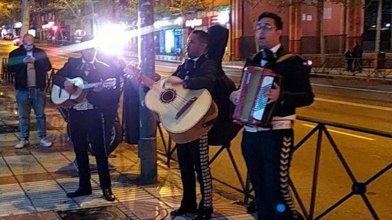 Tres mariachis entonan el 'Cielito lindo' en la sede de Ciudadanos