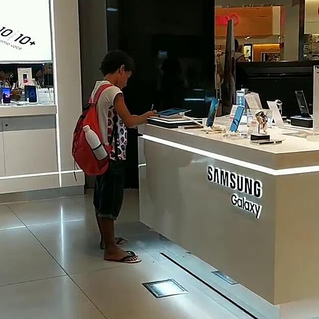 Guillerme, el niño que hace los deberes en una tienda de tablets