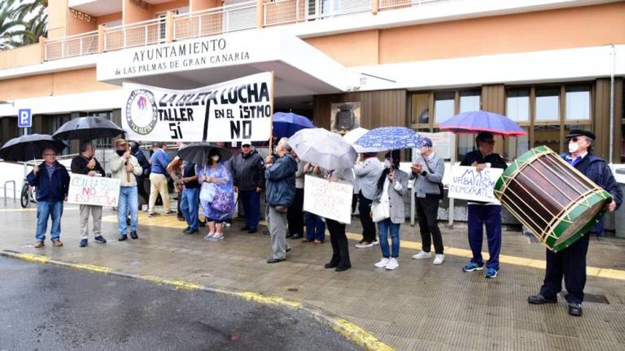 La oposición al taller de megayates asalta la sexta planta