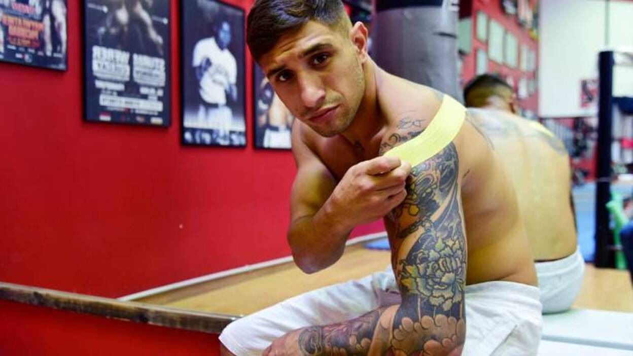 Carmona firma con una promotora de Rusia