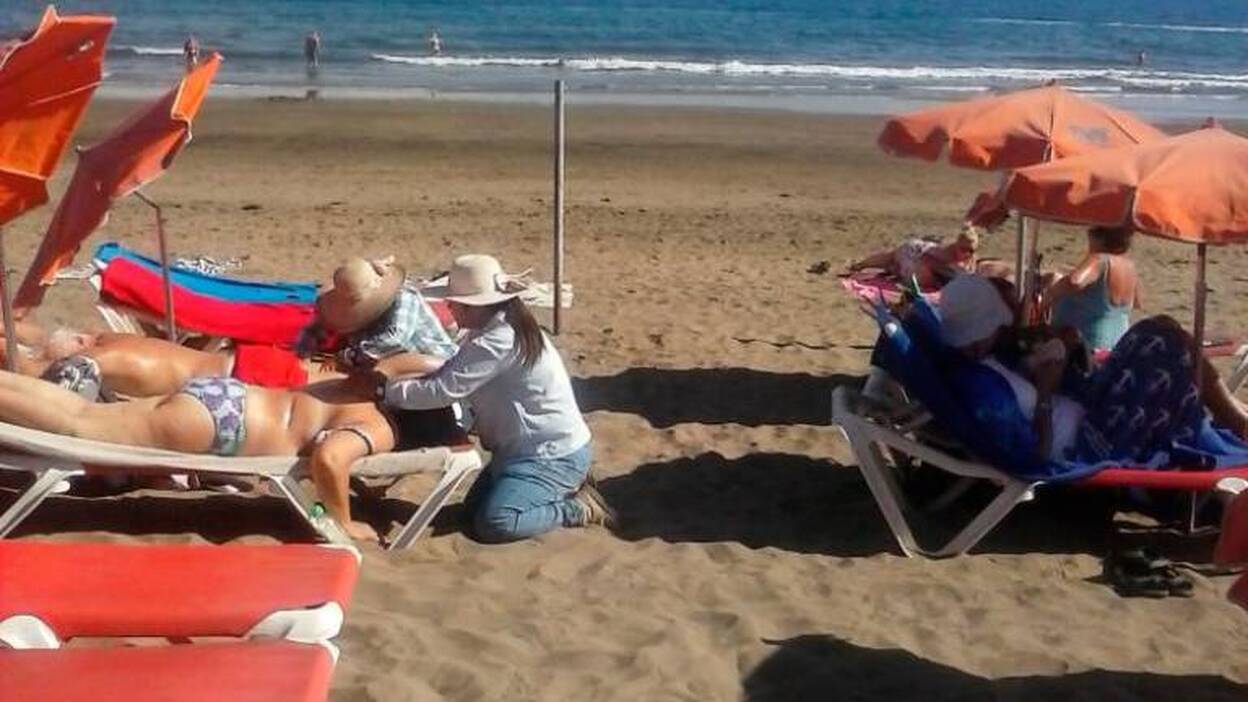 Denuncian a las masajistas de las playas del Sur