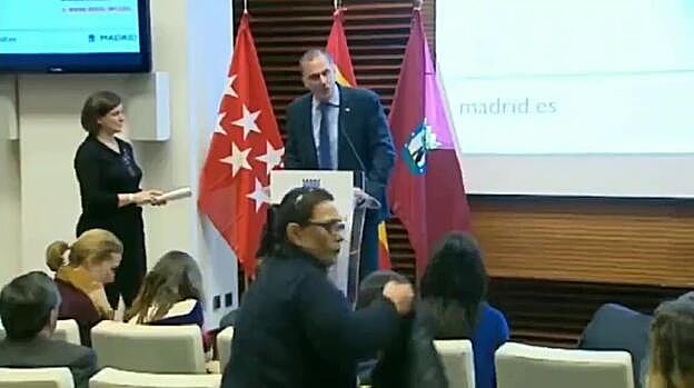 Ortega Smith, increpado por una víctima de violencia machista