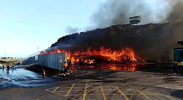 Incendio en el vertedero de Juan Grande