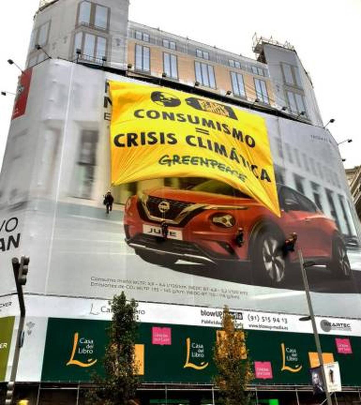 Greenpeace despliega una pancarta en Madrid contra la «fiesta del consumismo»