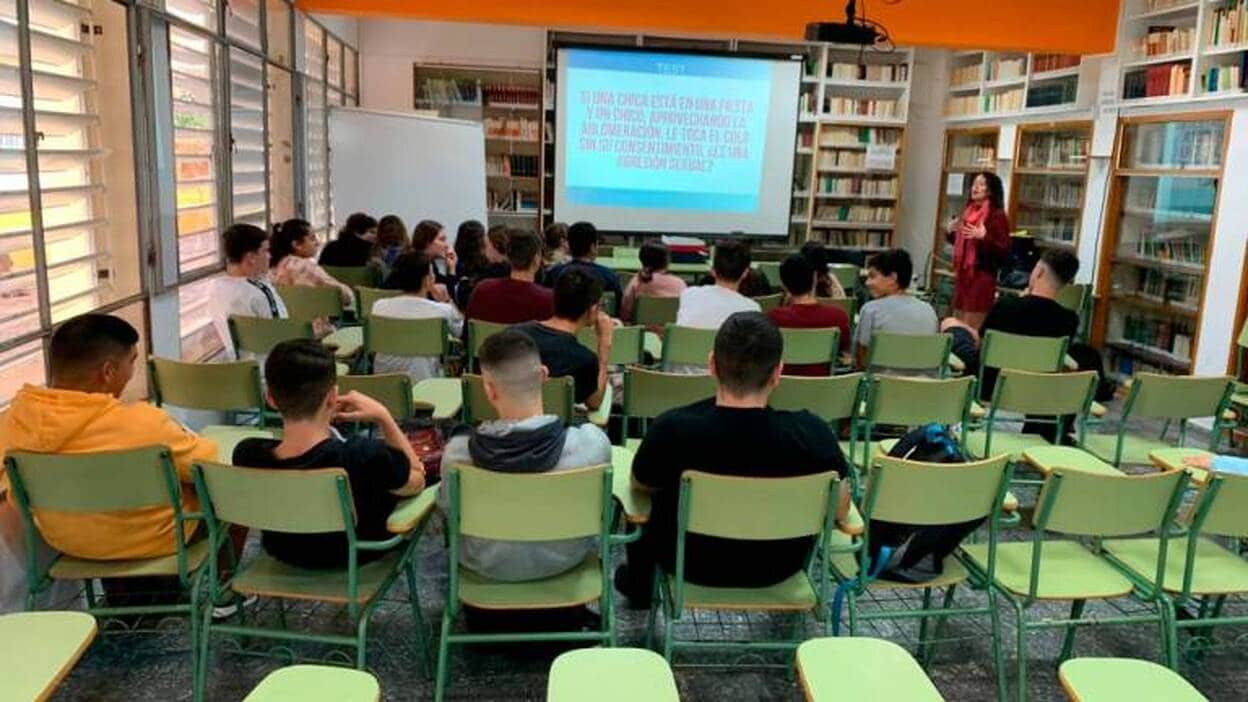 Gáldar enseña a más de doscientos jóvenes de instituto que «no es no»