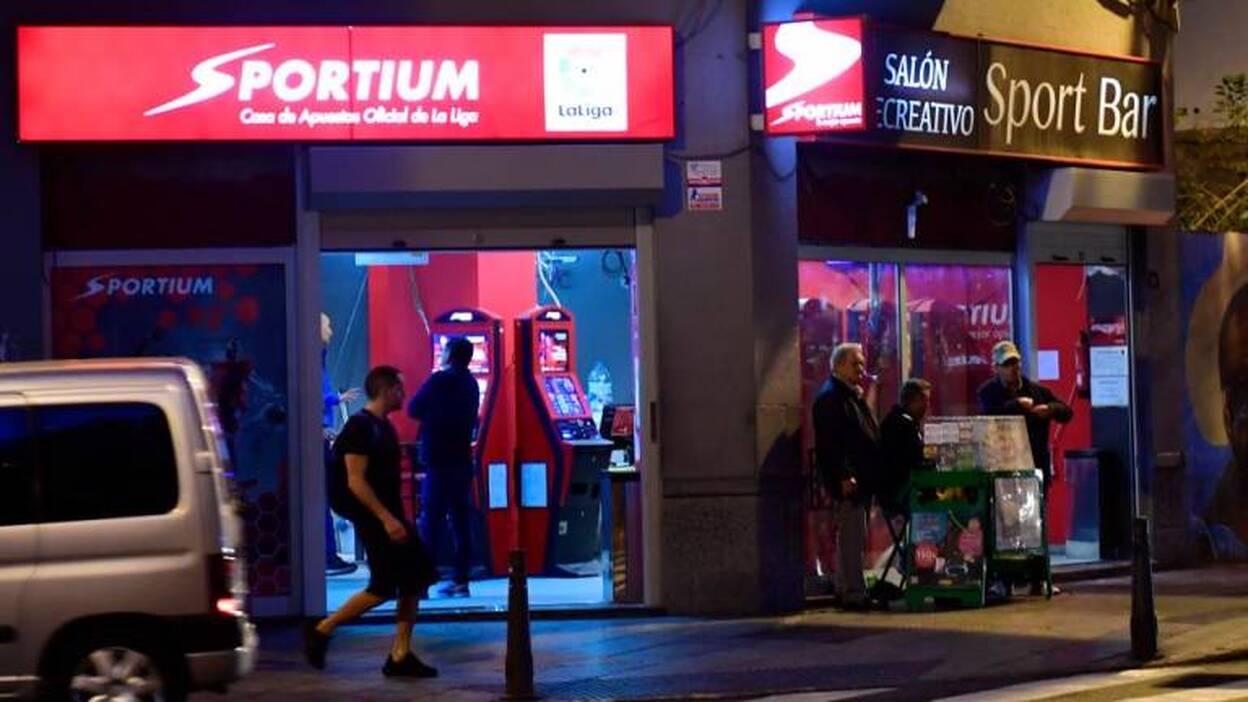 El Parlamento canario pide paralizar licencias de juego y regular publicidad