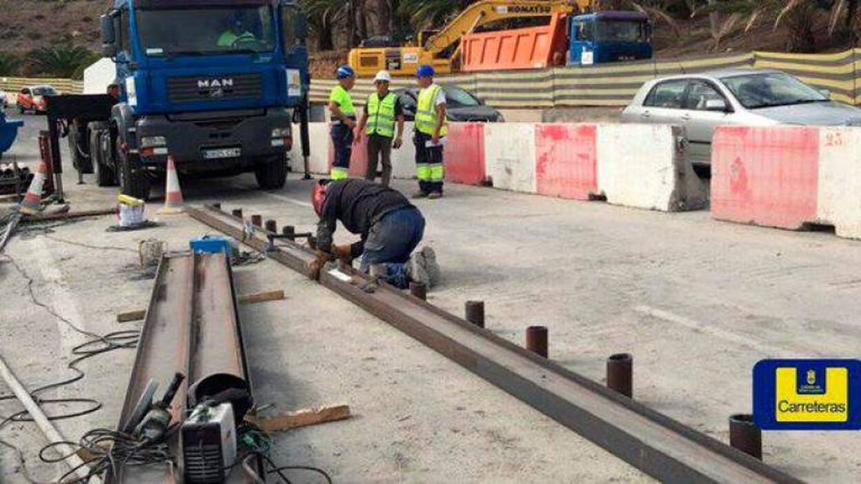 40 pilotes de acero aseguran el terreno en la GC-1