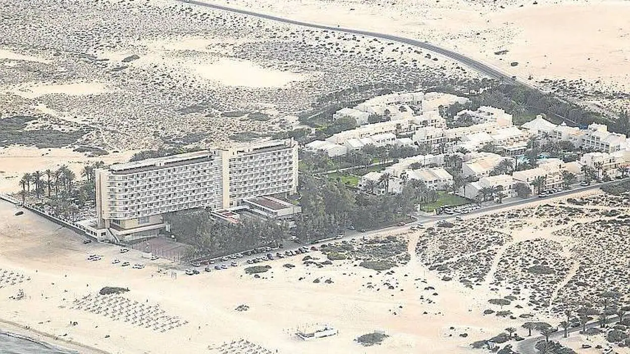 En Marcha denuncia parálisis en la reforma del hotel Oliva Beach
