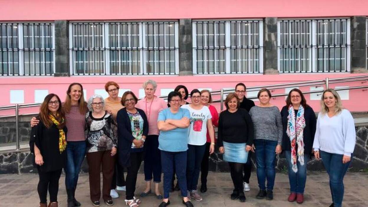 El Cabildo entrega una veintena de carnés de artesanos