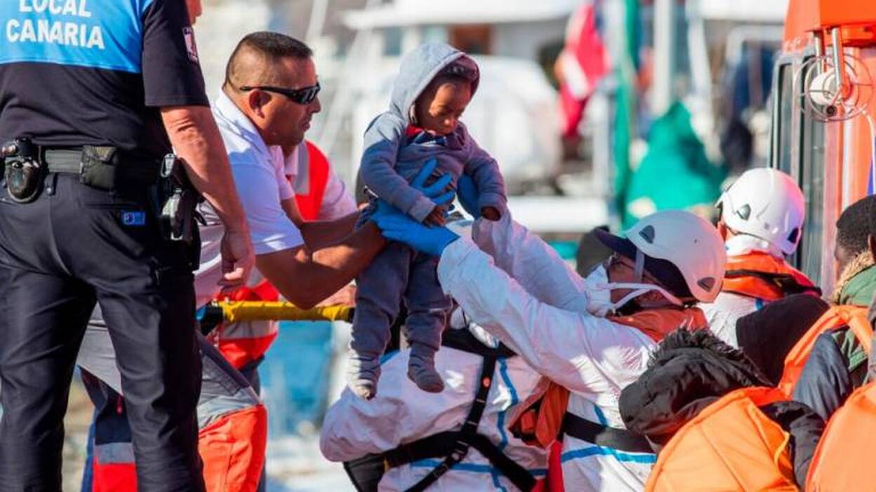 Seis bebés y dos niños entre los 63 rescatados en dos pateras en Arguineguín