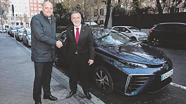 Ismael Alemán, CEO Toyota Canarias, saluda junto al Mirai a Ángel Víctor Torres, presidente del Gobierno de Canarias