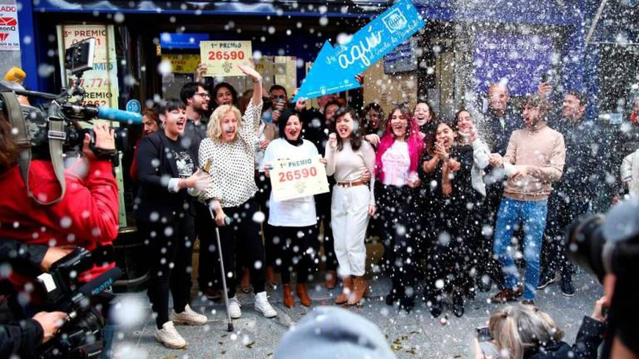 Doña Manolita reparte el Gordo y cuatro premios más