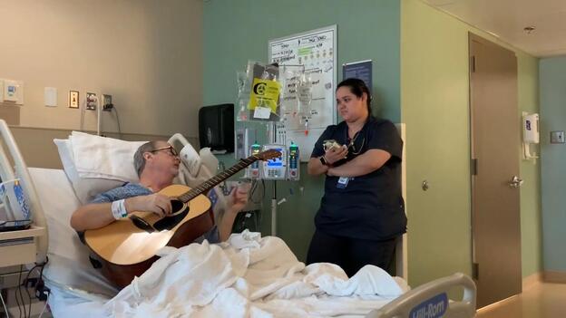 Emotivo dúo entre una enfermera y un enfermo de cáncer