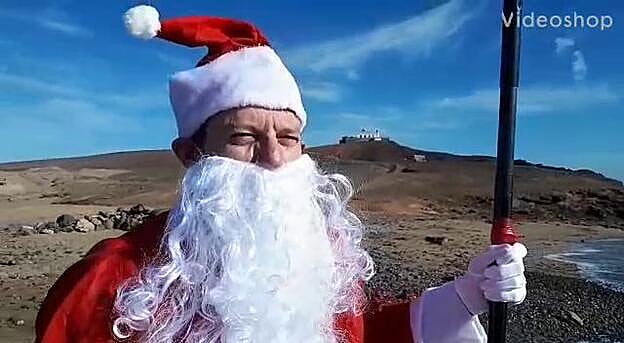 Papá Noel hace paddle surf en Arinaga