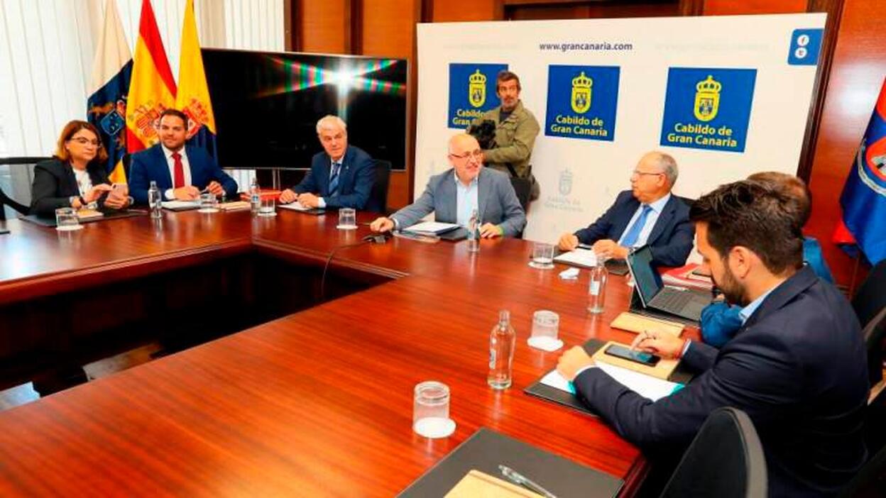 Los cabildos también exigen gastar su superávit y contratar personal