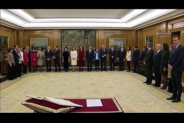 El Gobierno de Sánchez al completo promete lealtad al rey