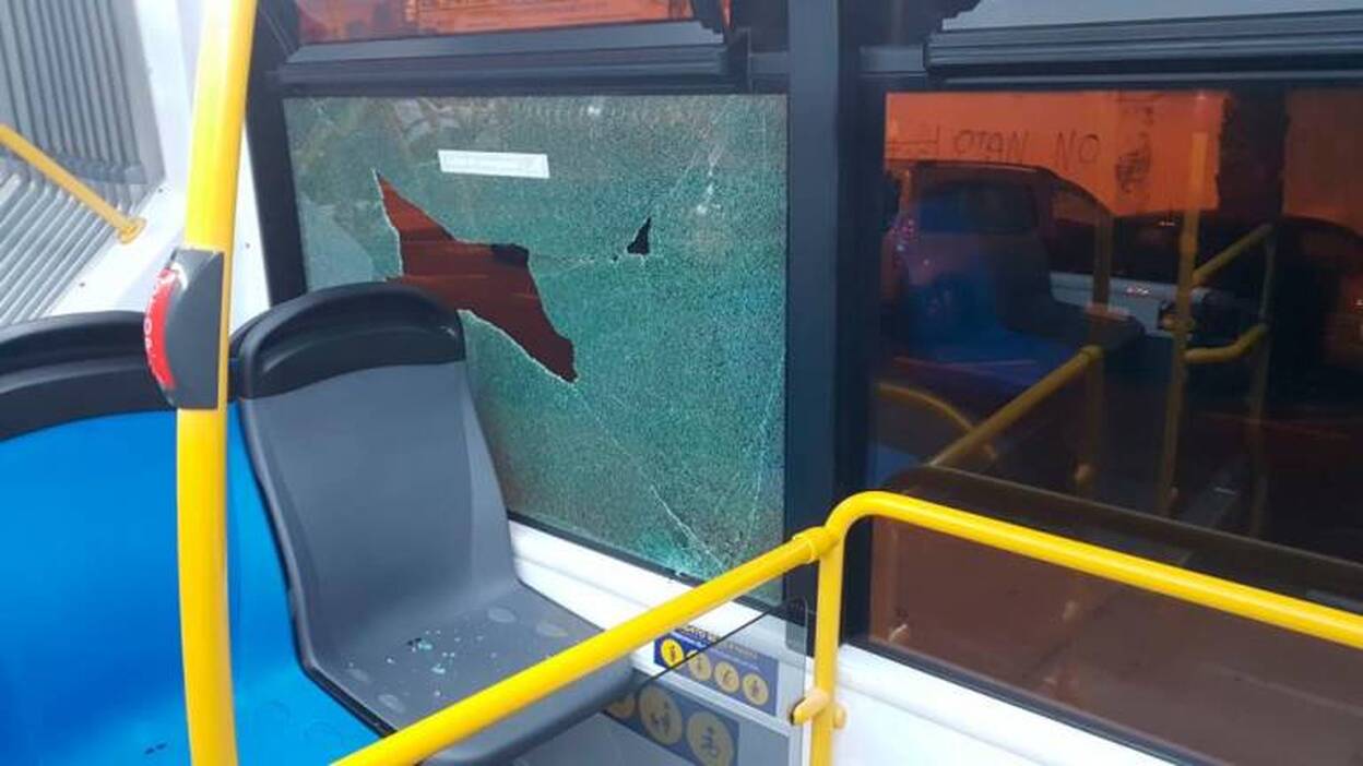 La línea 12 concentra la mitad de las pedradas contra las guaguas