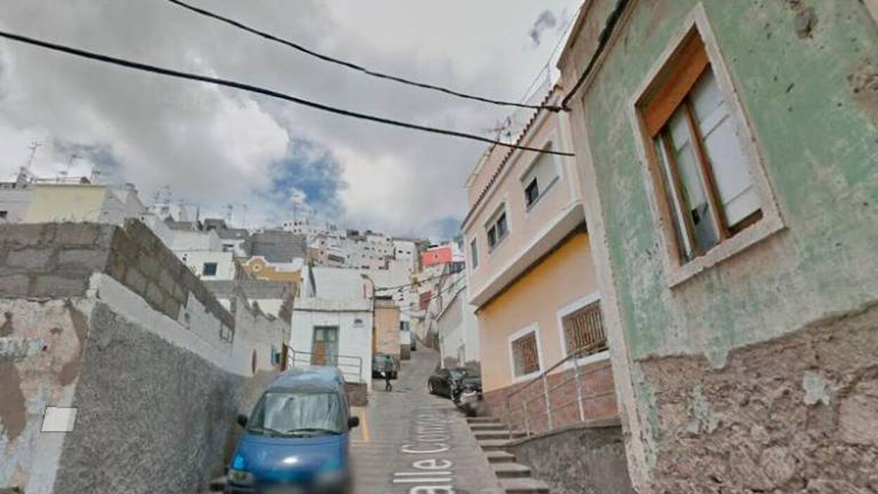 Fuego en una casa abandonada en el paseo de San José