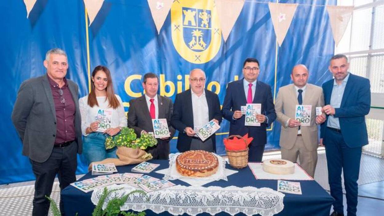 Tributo a los afectados por el fuego en las fiestas del almendro de Tejeda