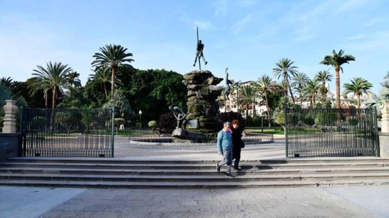 Los jardines delanteros del Santa Catalina se cierran de noche